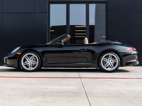 Used 2017 Porsche 911 Carrera RWD image 2