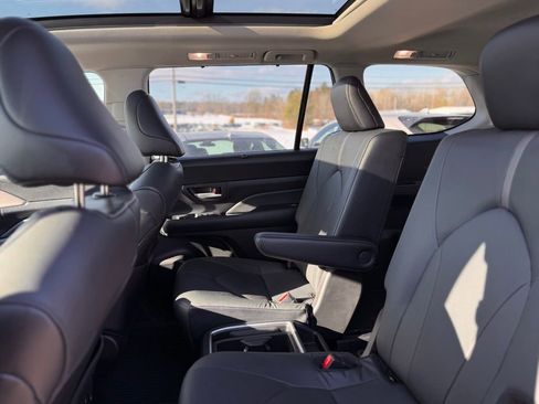 Used 2024 Toyota Grand Highlander Platinum image 9