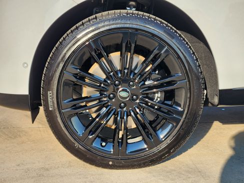New 2025 Land Rover Range Rover Long Wheelbase SE image 10
