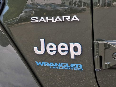 Used 2022 Jeep Wrangler Unlimited Sahara w/ Cold Weather Group AWD/4WD image 35