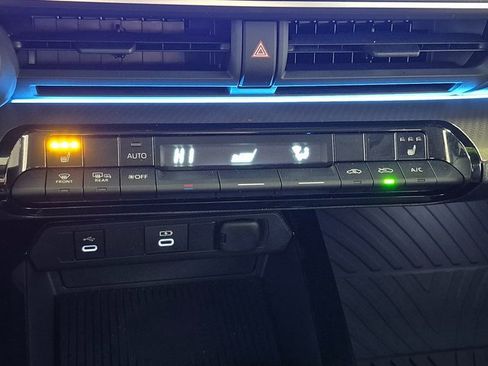 Used 2023 Toyota Prius XLE image 17