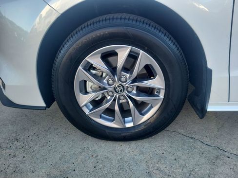 Used 2025 Toyota Sienna XLE image 34