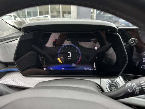 Used 2024 Chevrolet Trax LT w/ Sunroof Package FWD image 23