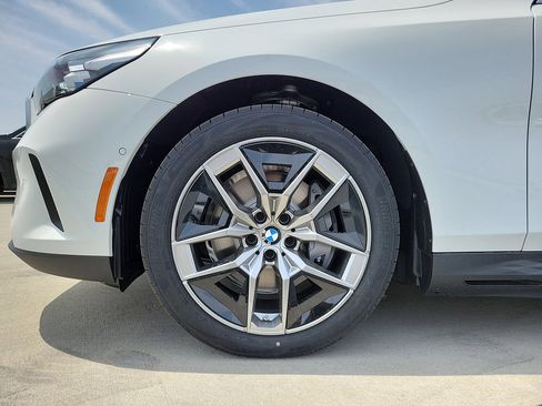 New 2026 BMW i5 eDrive40 w/ Convenience Package RWD image 5