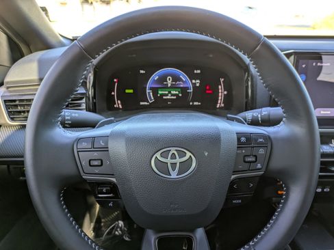 Used 2025 Toyota Camry SE w/ Multimedia Upgrade Package image 18