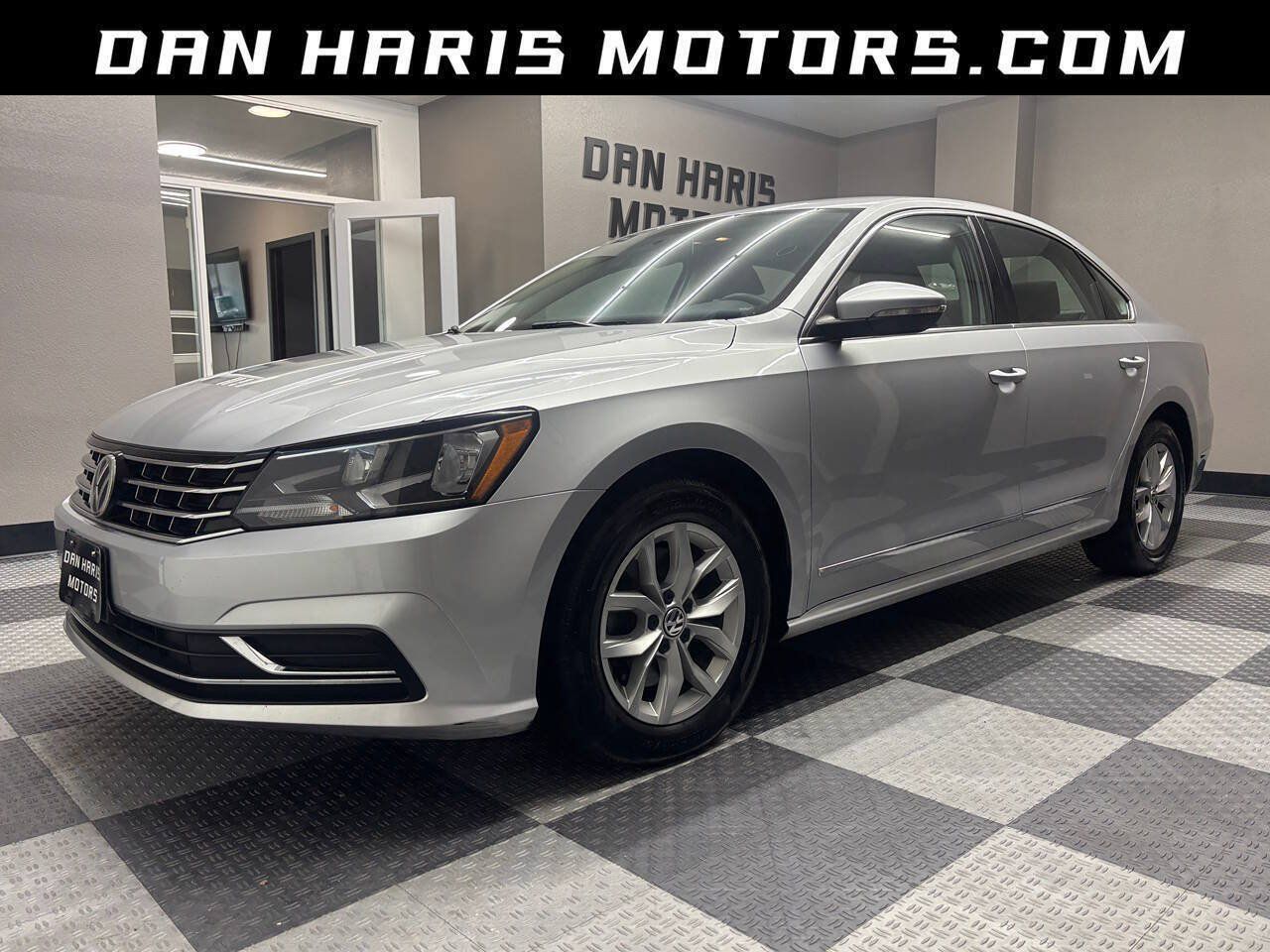 Used 2017 Volkswagen Passat 1.8T S FWD image 1