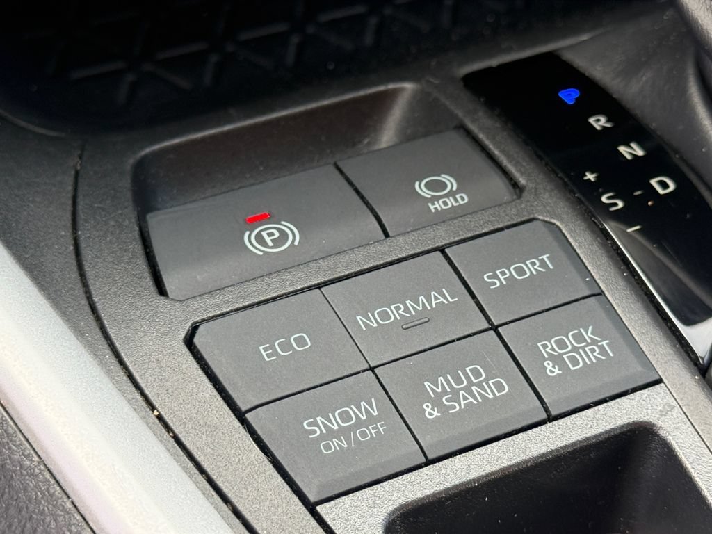 Used 2022 Toyota RAV4 LE AWD/4WD image 30