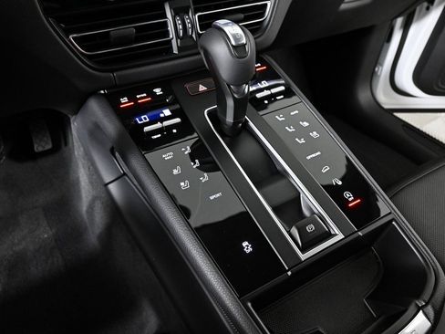 Certified 2025 Porsche Macan AWD image 19