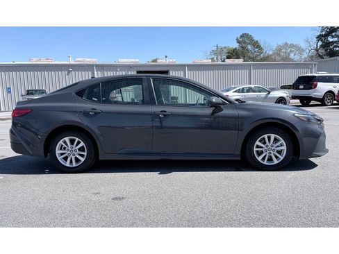 Used 2025 Toyota Camry LE image 4