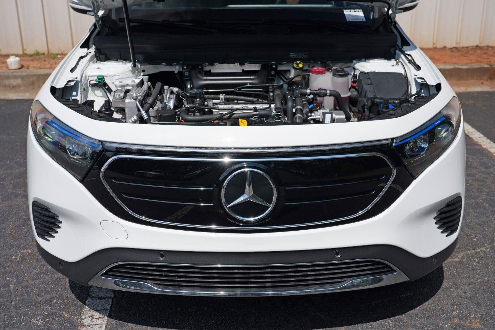 Used 2023 Mercedes-Benz EQB 300 4MATIC w/ Exclusive Package image 8
