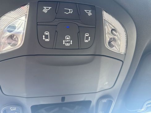 Used 2019 Chrysler Pacifica Touring-L FWD image 17