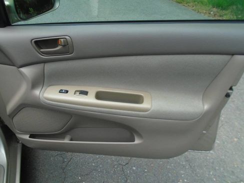Used 2004 Toyota Camry LE FWD image 23