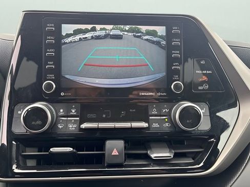 Used 2020 Toyota Highlander XLE AWD/4WD image 23