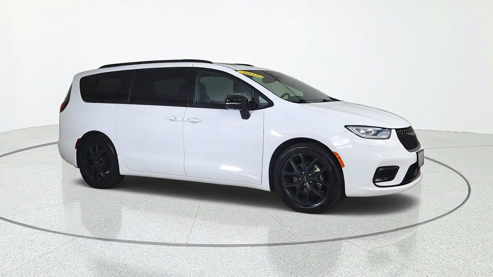 Used 2025 Chrysler Pacifica Limited FWD image 8