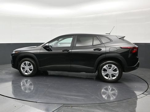 Used 2025 Chevrolet Trax LS FWD image 2