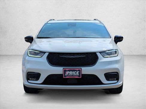 Used 2025 Chrysler Pacifica Premium FWD image 2