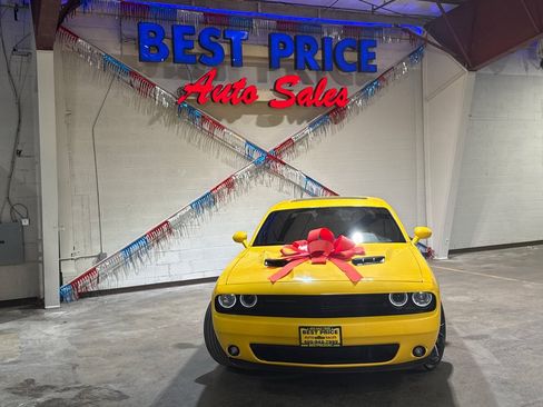 Used 2018 Dodge Challenger SXT w/ Blacktop Package RWD image 2