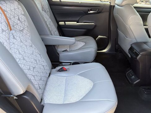 Used 2023 Toyota Highlander Bronze Edition FWD image 19