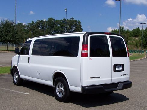Used 2004 Chevrolet Express 1500 Passenger RWD image 2