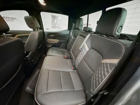 Used 2024 GMC Canyon Denali image 28