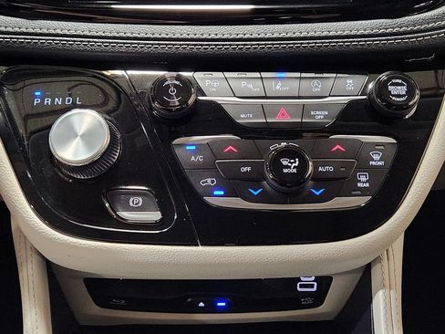 Used 2023 Chrysler Pacifica Limited w/ Uconnect Theater Family Group FWD image 40