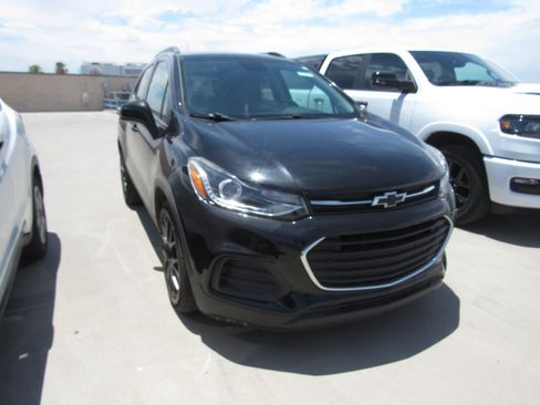 Used 2021 Chevrolet Trax LT w/ Midnight Edition FWD image 2