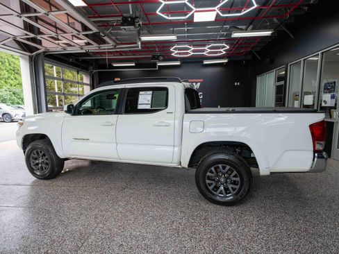 Used 2023 Toyota Tacoma SR5 AWD/4WD image 2