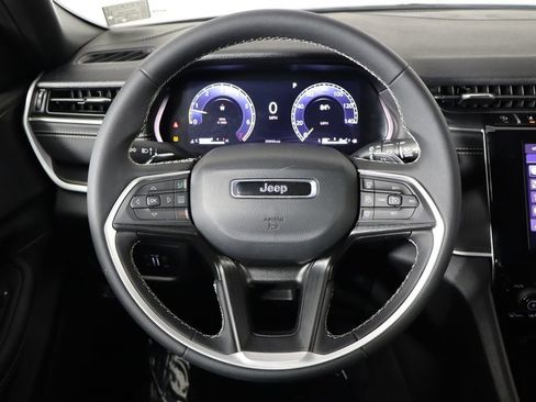Used 2025 Jeep Grand Cherokee Laredo RWD image 7