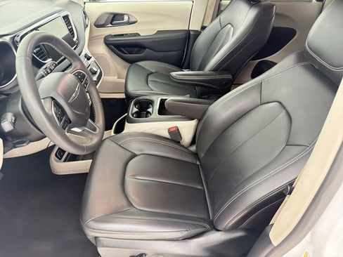 Used 2024 Chrysler Pacifica Touring-L FWD image 5