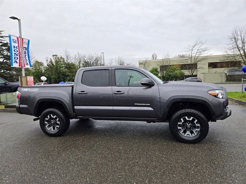 Used 2021 Toyota Tacoma TRD Off-Road w/ Technology Package image 4