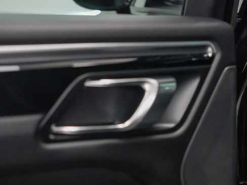 Certified 2021 Porsche Macan image 15