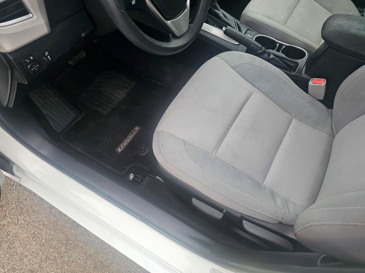 Used 2015 Toyota Corolla LE FWD image 24