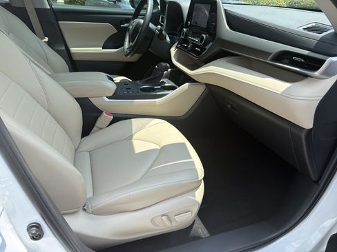 Used 2023 Toyota Highlander XLE AWD/4WD image 23