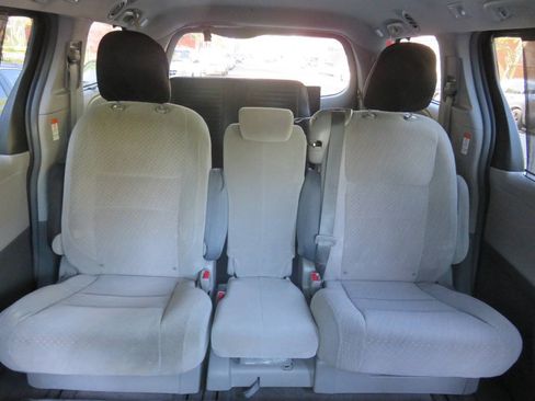 Used 2018 Toyota Sienna LE FWD image 27
