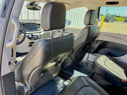 Used 2024 Chrysler Pacifica Touring-L FWD image 14