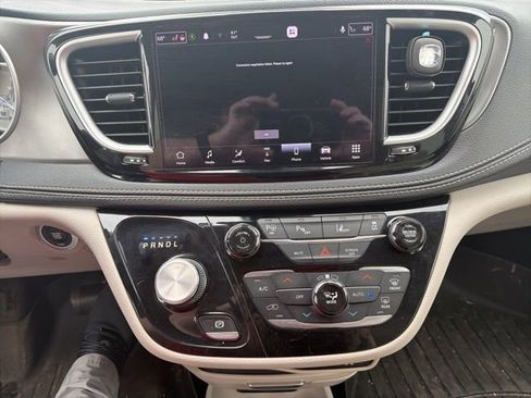 Used 2021 Chrysler Pacifica Touring-L FWD image 8