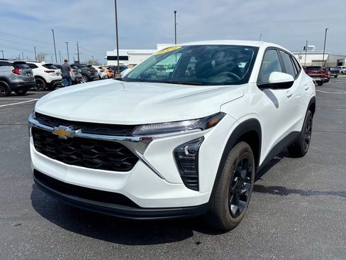 Used 2024 Chevrolet Trax LS w/ LS Convenience Package FWD image 3