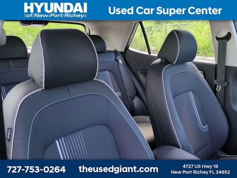 Used 2024 Hyundai Venue Limited FWD image 6