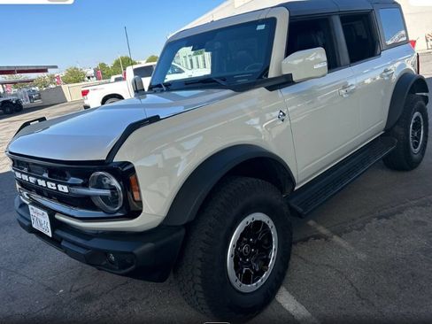Used 2025 Ford Bronco Outer Banks w/ Sasquatch Package AWD/4WD image 1