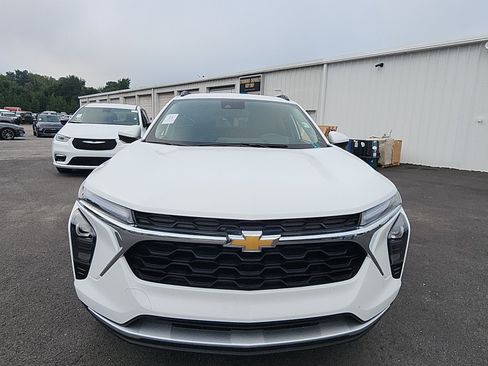 Used 2025 Chevrolet Trax LT FWD image 8