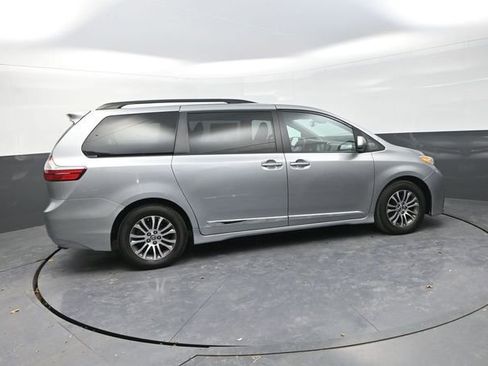 Used 2018 Toyota Sienna XLE FWD image 11