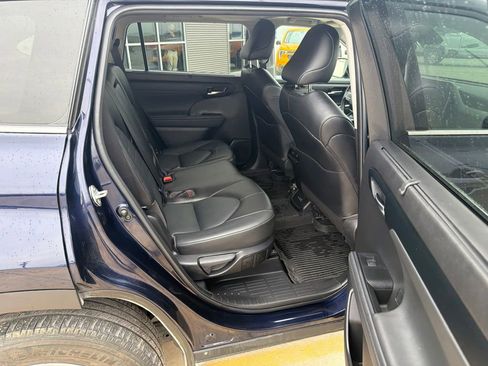 Used 2022 Toyota Highlander XLE AWD/4WD image 23