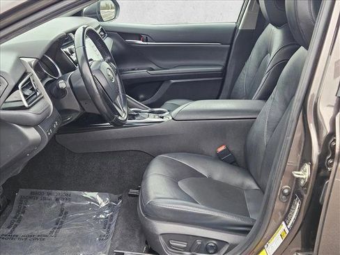 Used 2020 Toyota Camry XLE image 14