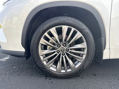 Certified 2021 Toyota Highlander Platinum AWD/4WD image 6