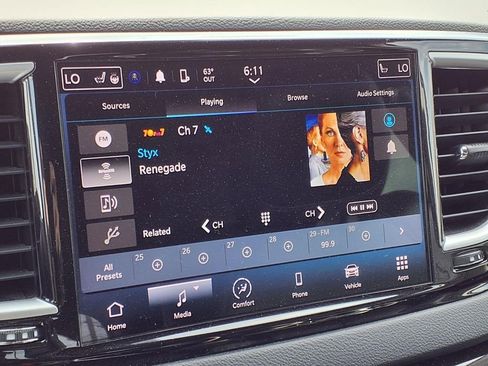 Used 2023 Chrysler Pacifica Touring-L image 10