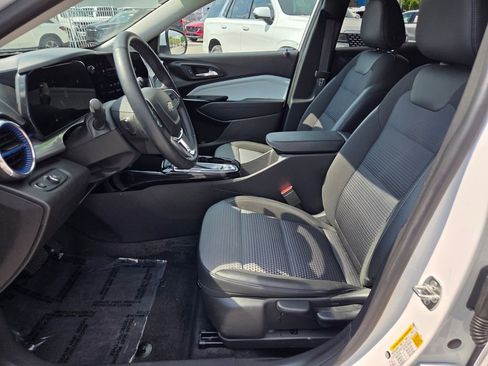 Used 2025 Chevrolet Trax LT w/ Driver Confidence Package image 4