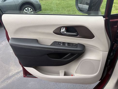 Used 2023 Chrysler Voyager LX FWD image 3