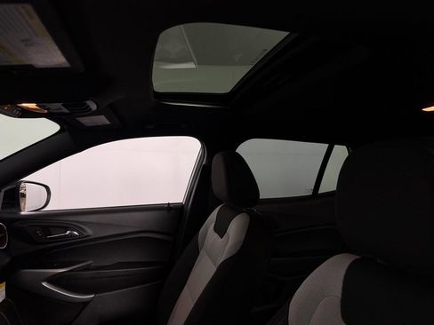 Used 2025 Chevrolet Trax RS w/ Sunroof Package image 23