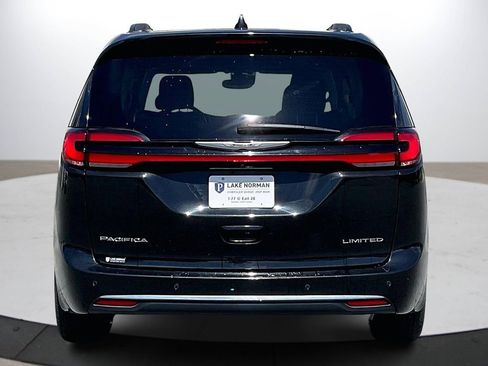 Used 2023 Chrysler Pacifica Limited FWD image 8