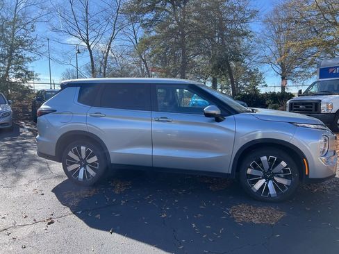 Used 2025 Mitsubishi Outlander SE image 9
